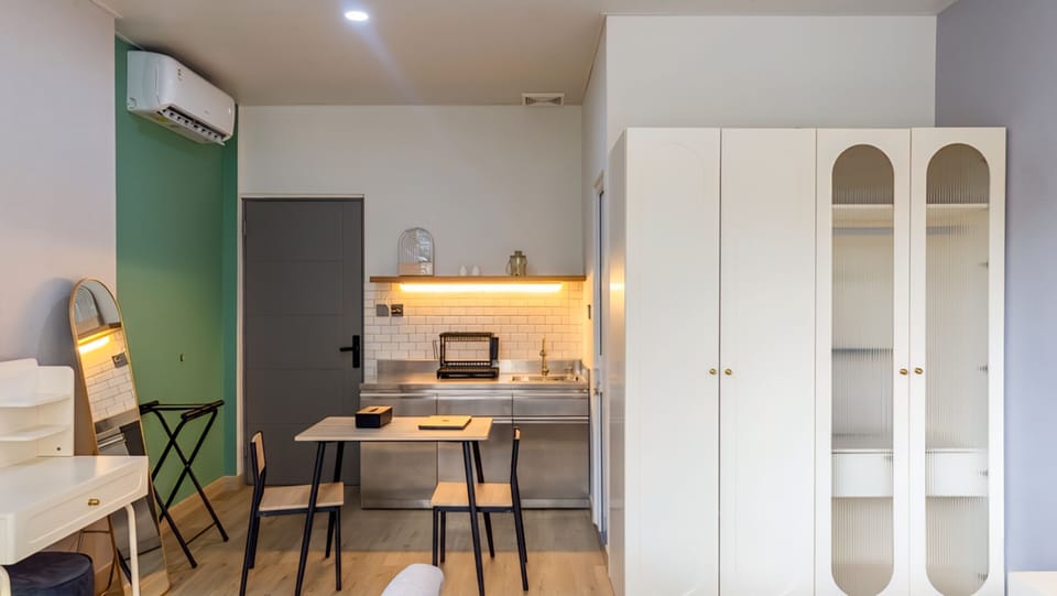 Deluxe Studio Suite, Garden View | Interior