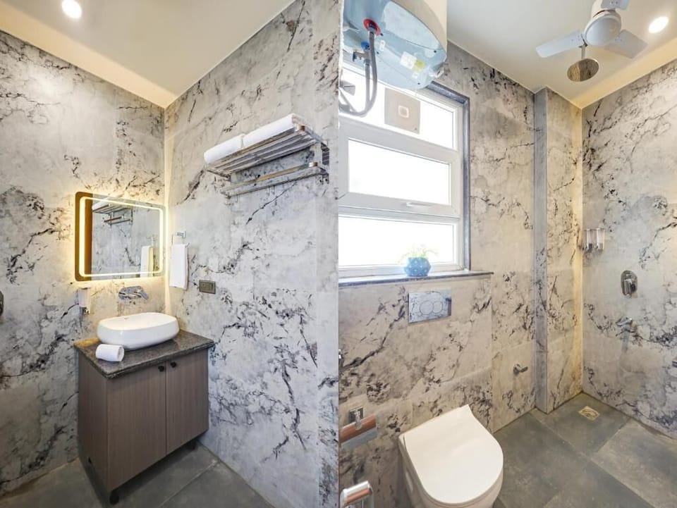 Deluxe Studio | Bathroom | Bidet, towels, soap, shampoo