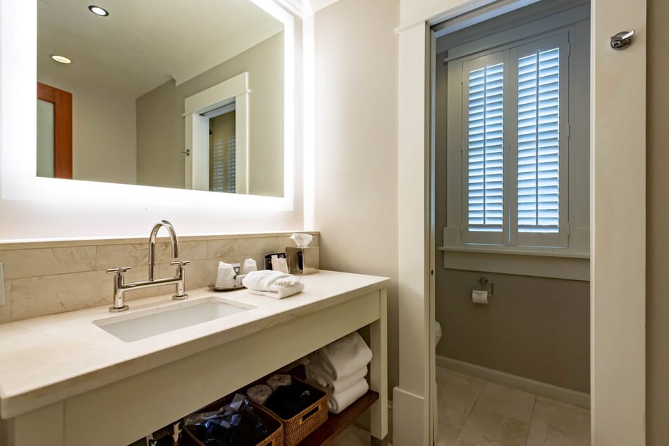 Bathroom sink