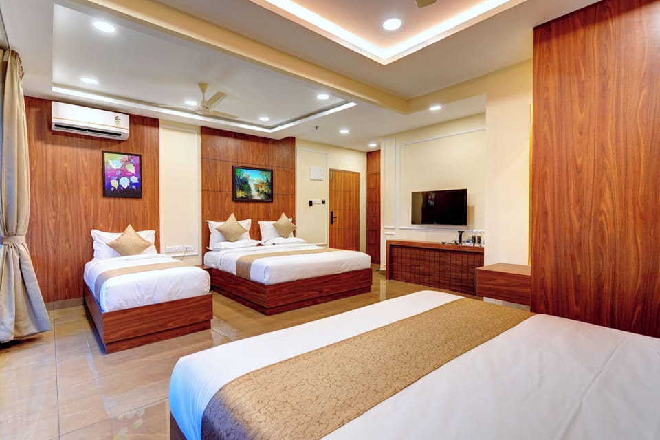 Family Suite | Desk, laptop workspace, iron/ironing board, free WiFi