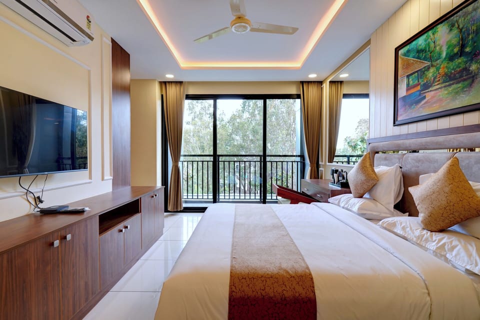 Luxury Suite | Desk, laptop workspace, iron/ironing board, free WiFi