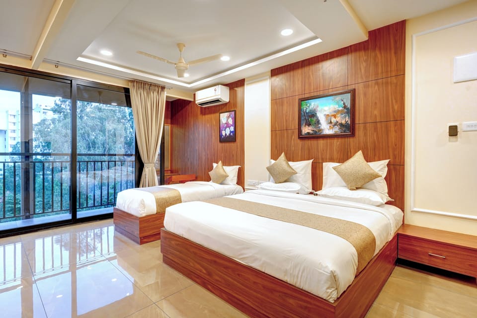 Family Suite | Desk, laptop workspace, iron/ironing board, free WiFi