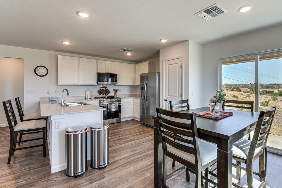 Kitchen & Dining Area | Single-Story Home