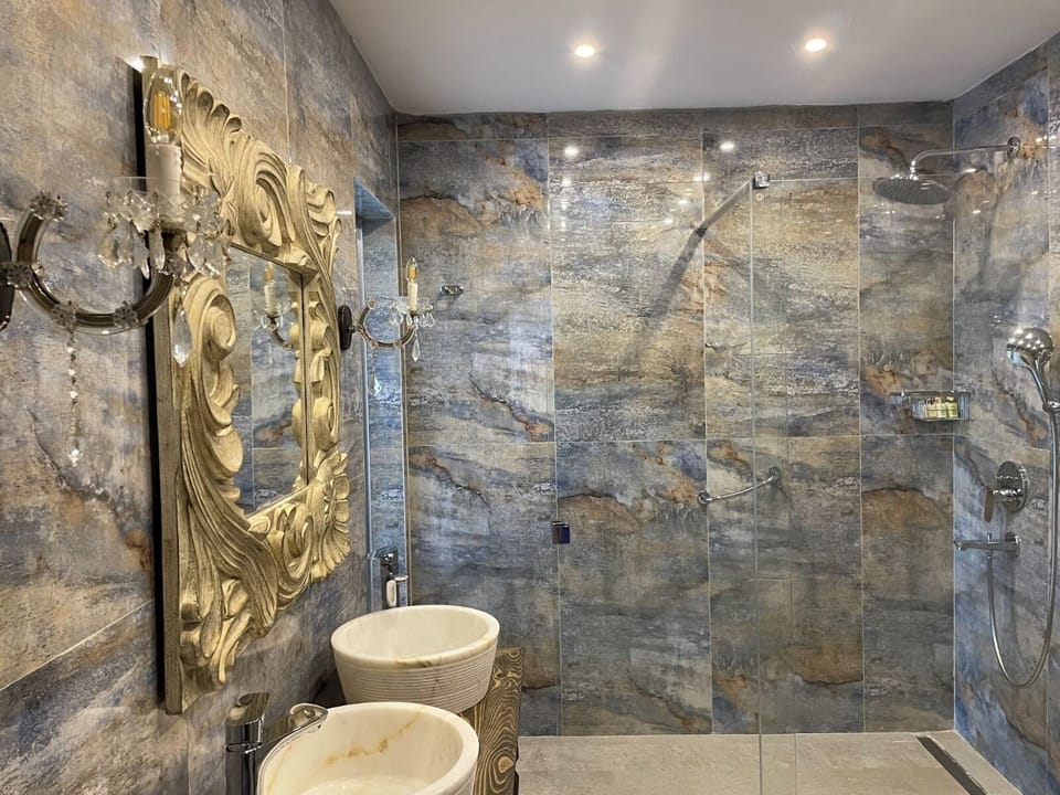 Deluxe Double Room, Lake View | Bathroom | Free toiletries, hair dryer, slippers, towels
