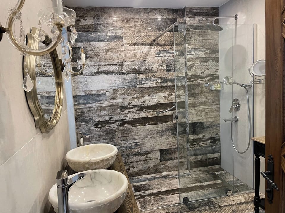 Deluxe Twin Room, Lake View | Bathroom | Free toiletries, hair dryer, slippers, towels