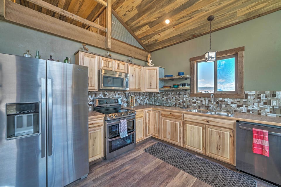 Yellowstone Cabin | Full Kitchen | 1st Floor