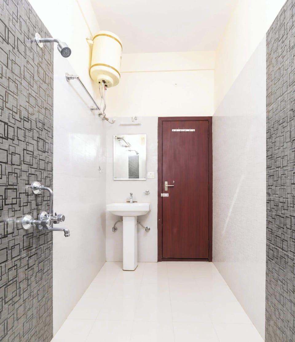 Deluxe Double Room | Bathroom | Shower, rainfall showerhead, towels, soap