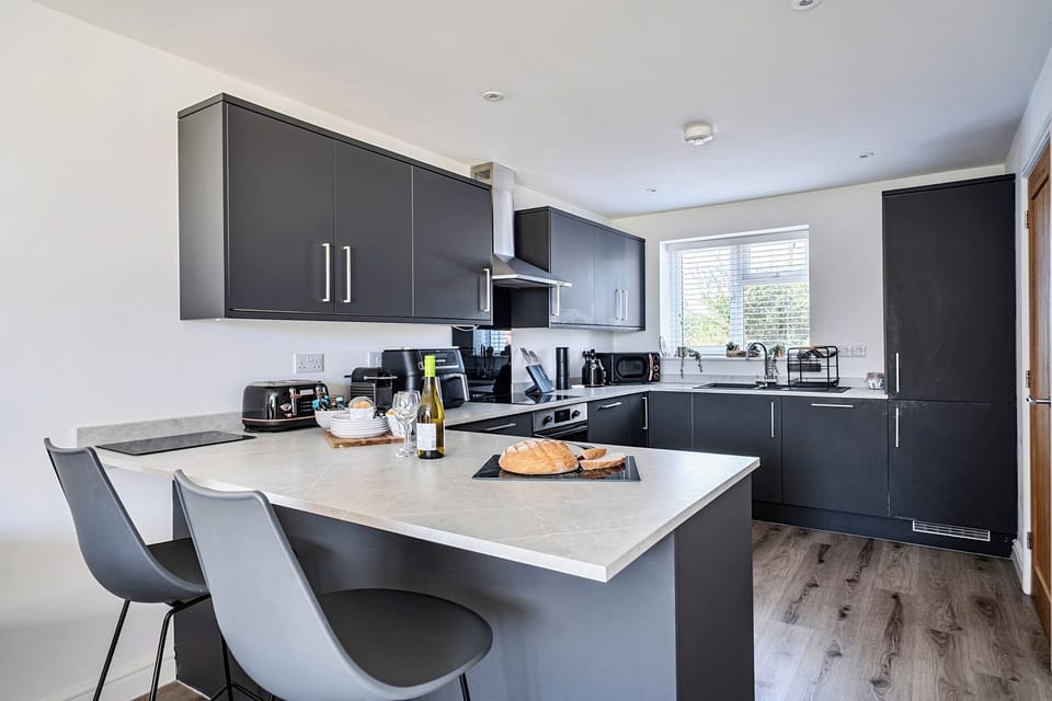 Cottage | Private kitchen | Dishwasher, cookware/dishes/utensils