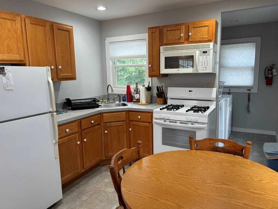 Eat-in kitchen