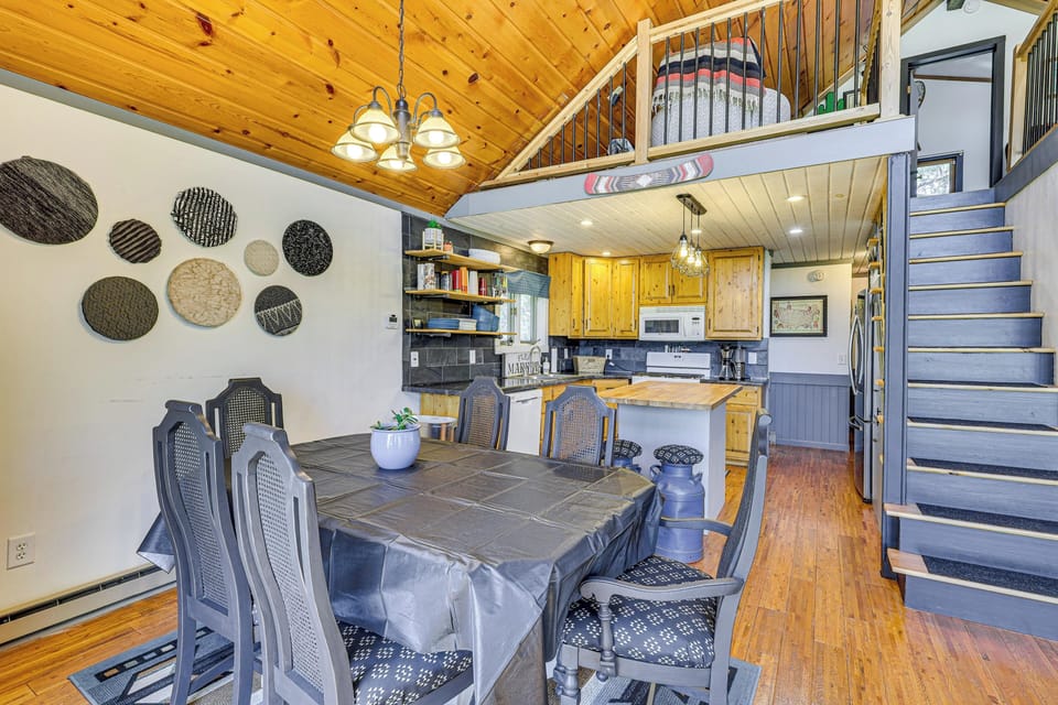 Dining Area | Dishes & Flatware Provided | 1st Floor