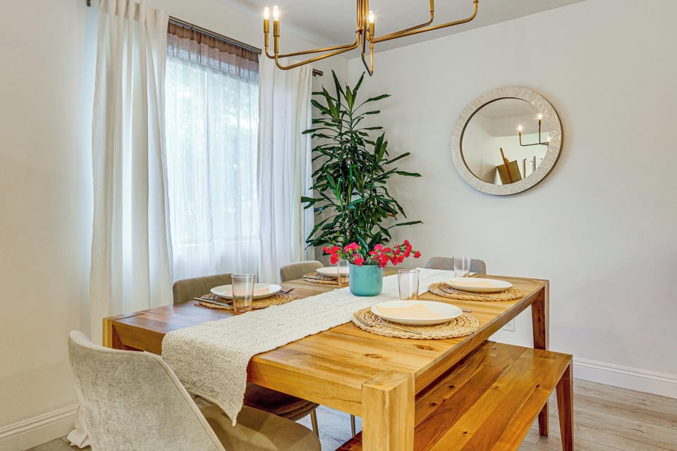 Dining Area | Dishware/Flatware Provided