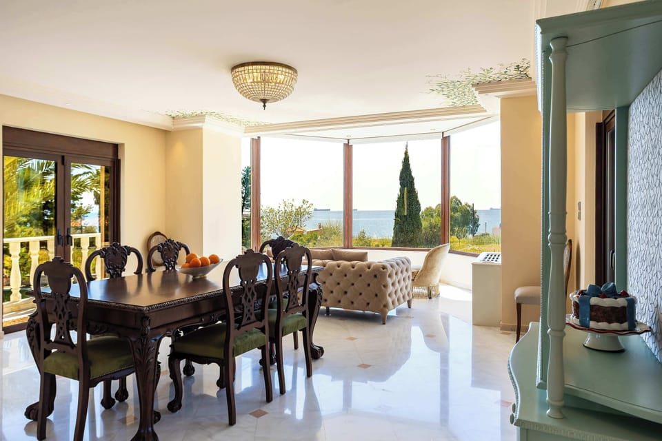 Long lunches and evening dinners naturally settle around the dining table, with garden views and natural light shaping the atmosphere indoors.