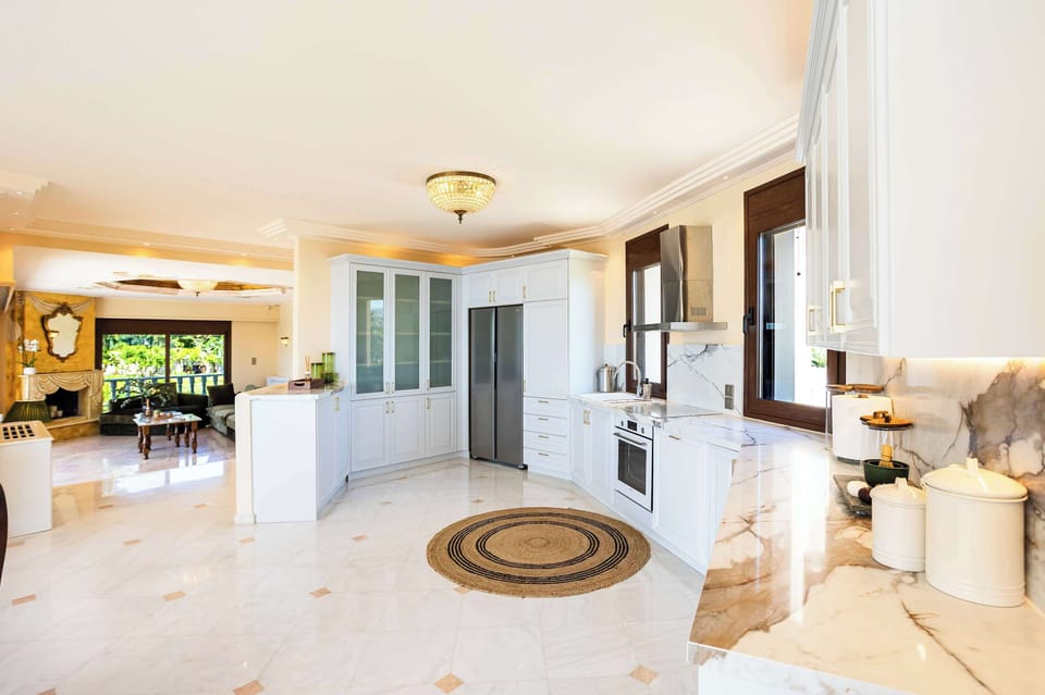 Wide open living spaces connect the kitchen, dining, and lounge areas, creating an easy flow for families and groups spending time together indoors.