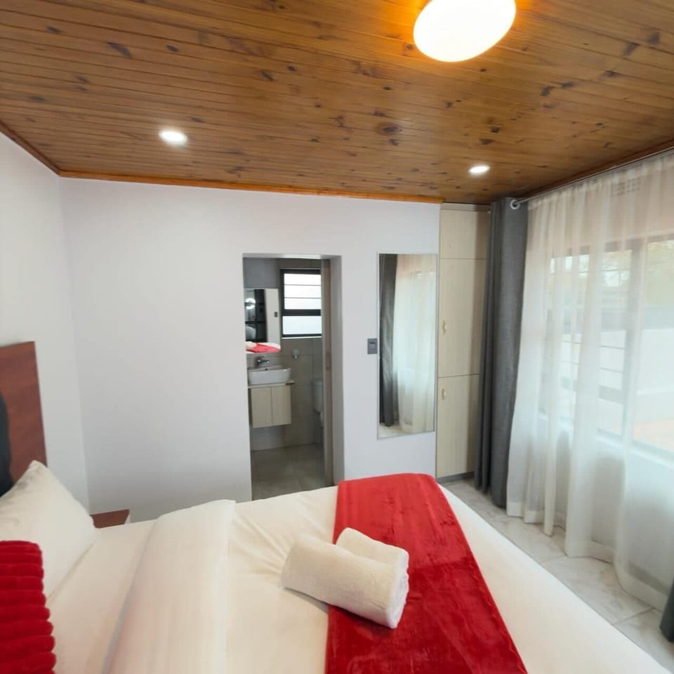 Studio | Desk, laptop workspace, free WiFi