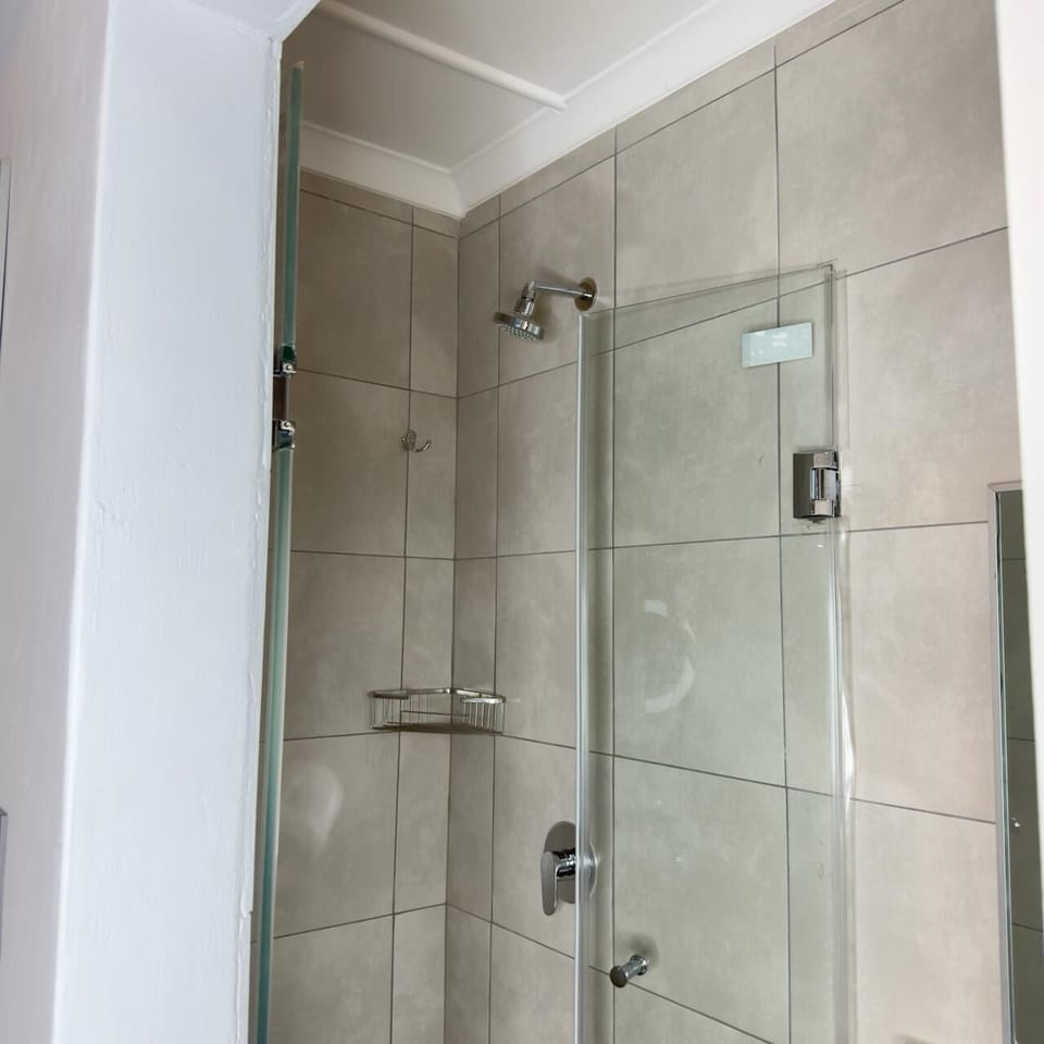 Luxury Studio | Bathroom | Soap, toilet paper