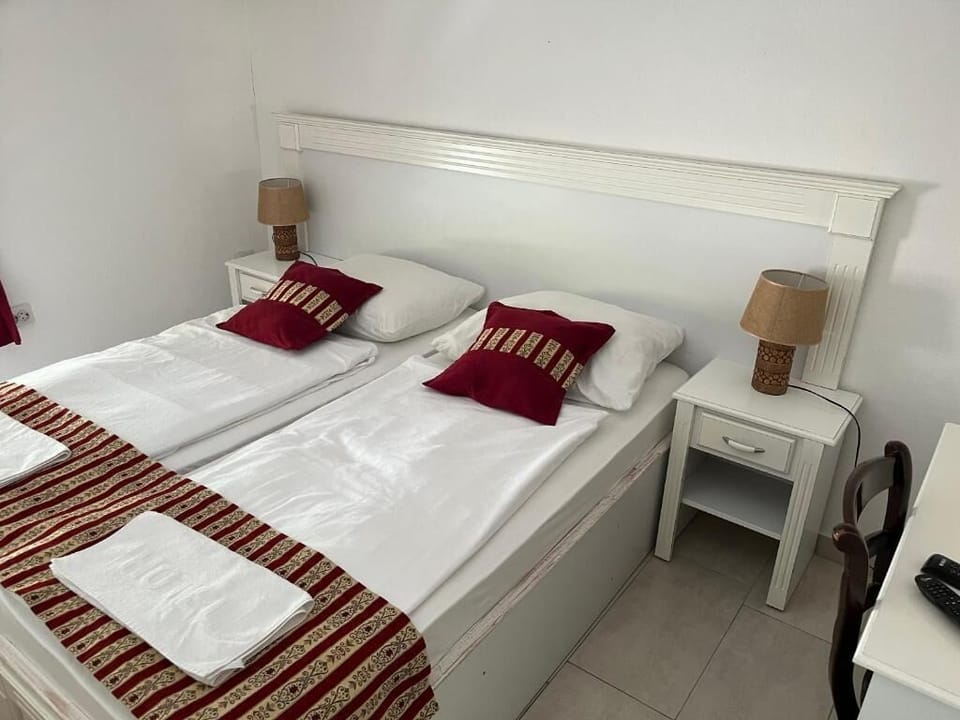 Basic Double Room, River View | Free WiFi