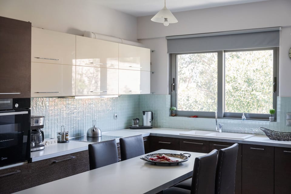 House | Private kitchen | Full-size fridge, microwave, oven, stovetop