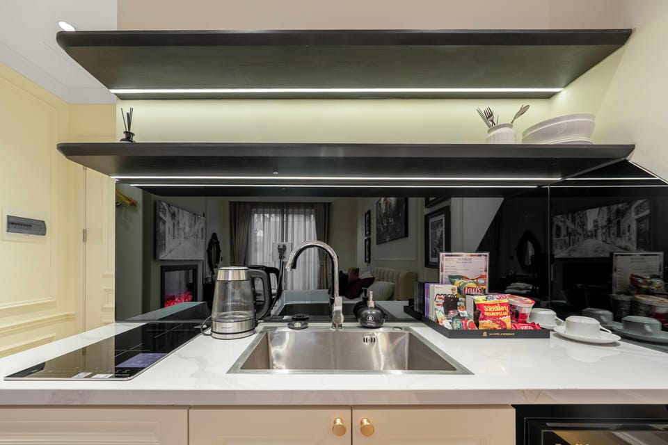 Standard Room, Balcony | Private kitchen | Mini-fridge, microwave, stovetop, cookware/dishes/utensils