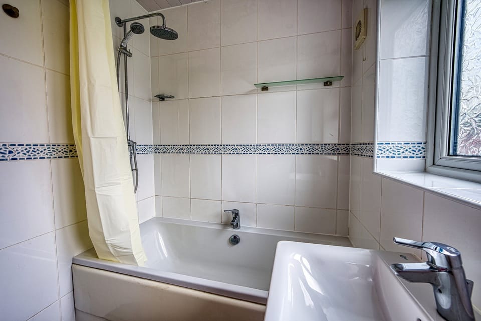 Modern 3BR House Wednesbury Garage Bed and Breakfast in Walsall