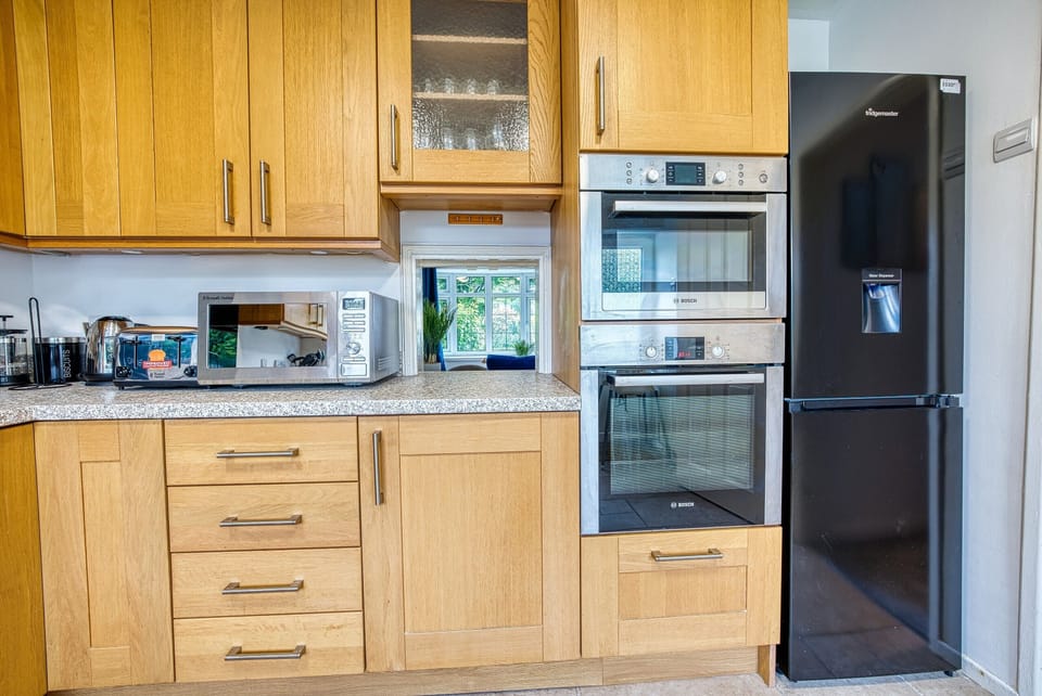 Standard House | Private kitchen | Microwave, toaster, cookware/dishes/utensils, cleaning supplies