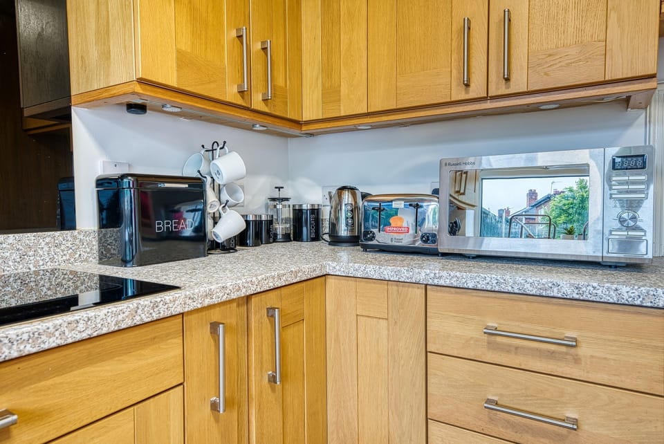 Standard House | Private kitchen | Microwave, toaster, cookware/dishes/utensils, cleaning supplies