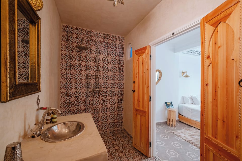 Comfort Double or Twin Room, Courtyard View | Bathroom | Shower, hair dryer, bathrobes, slippers