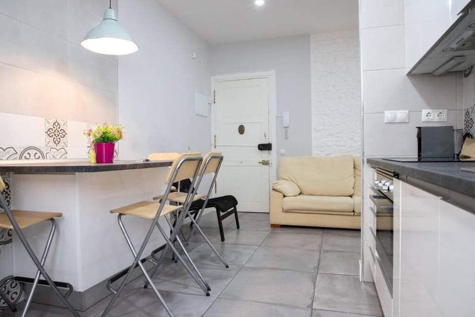 Deluxe Apartment | Private kitchen | Electric kettle, dining tables
