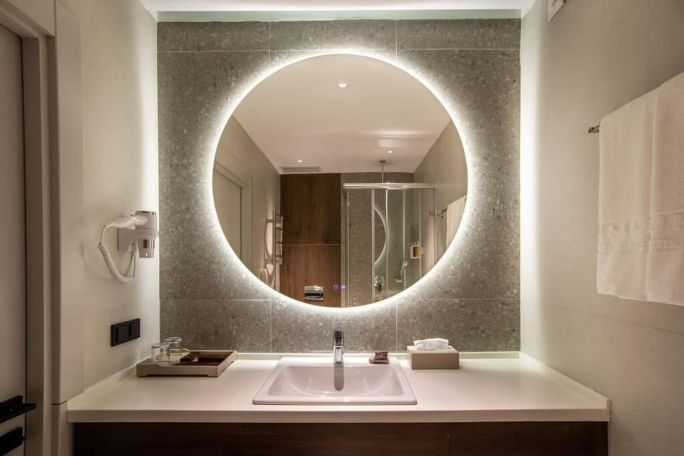 Superior Twin Room | Bathroom | Shower, free toiletries, hair dryer, bathrobes