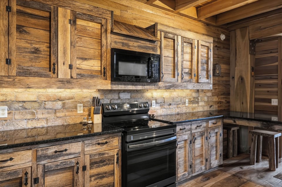 Fully equipped kitchen for family meals & holiday dinners