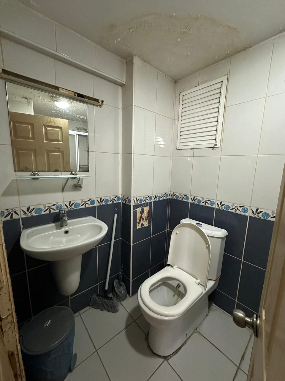 Twin Room, Balcony, City View | Bathroom | Free toiletries, towels, soap