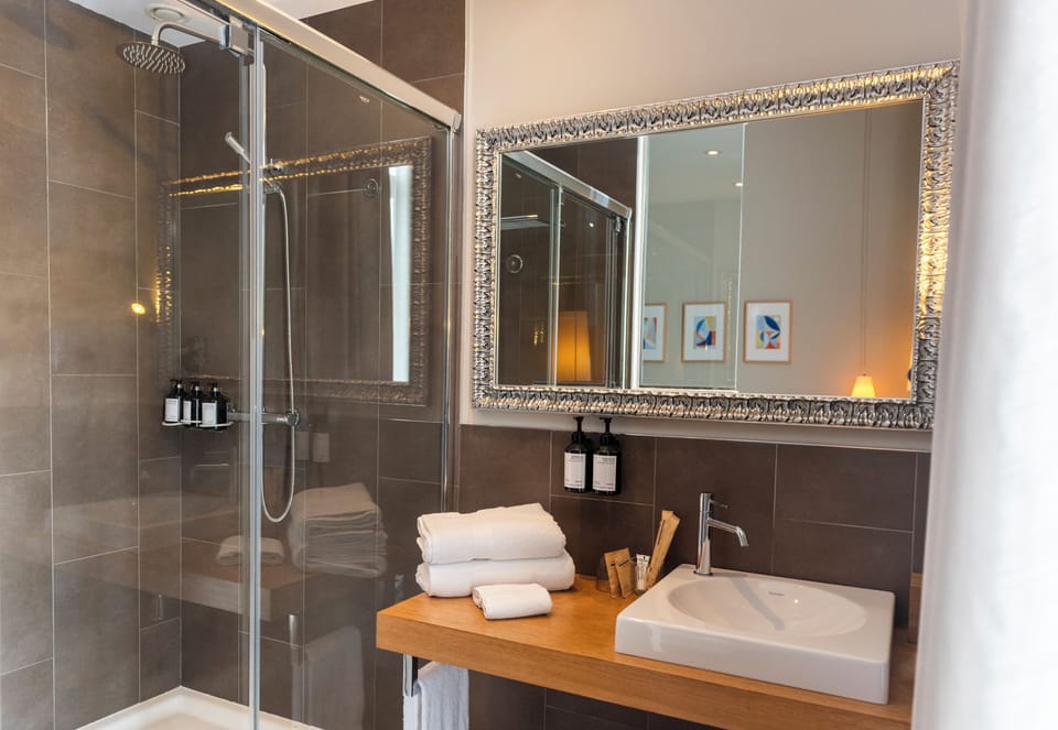 Classic Double Room, City View | Bathroom | Free toiletries, hair dryer, soap, shampoo