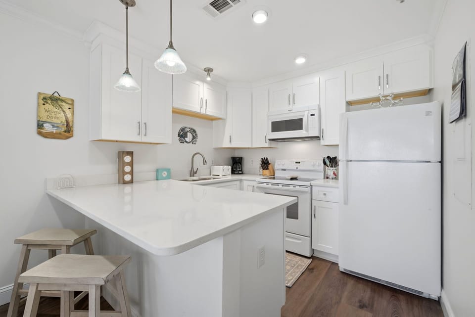 Grand Caribbean 305W- Your fully equipped kitchen features a bright, airy workspace with modern appliances, a breakfast bar for morning coffee, and everything you need to prepare meals just the way you like them.