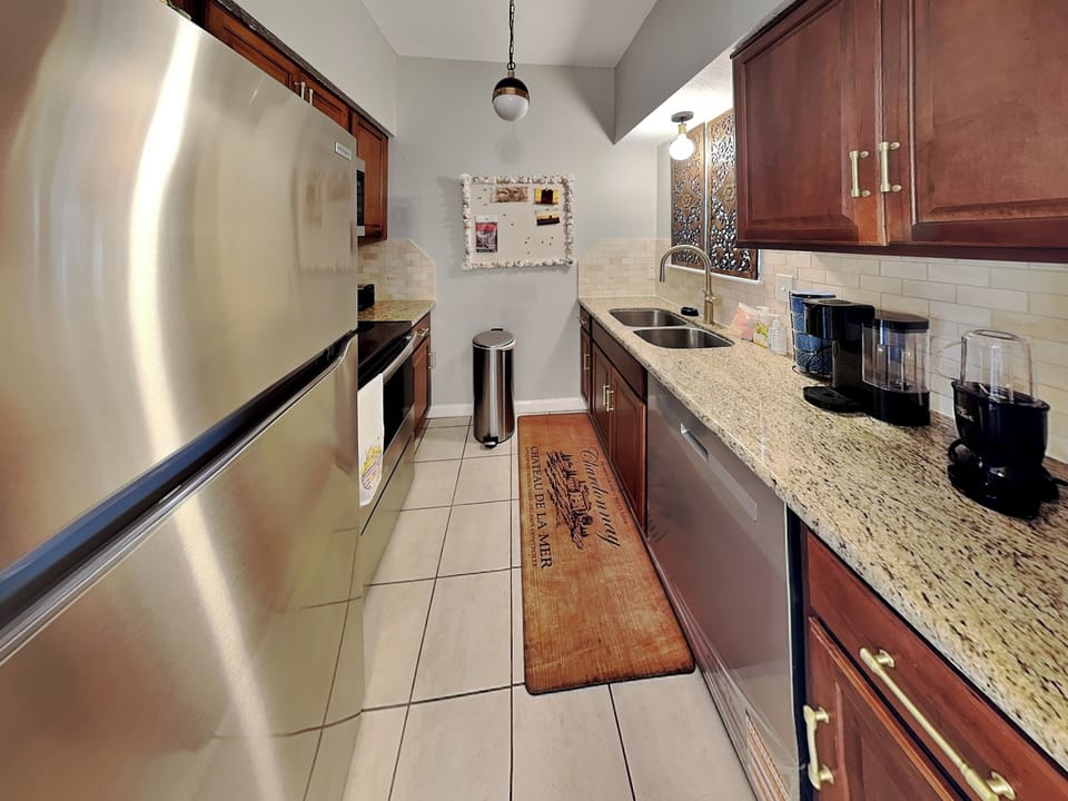 Full Kitchen - Stainless Steel Appliances