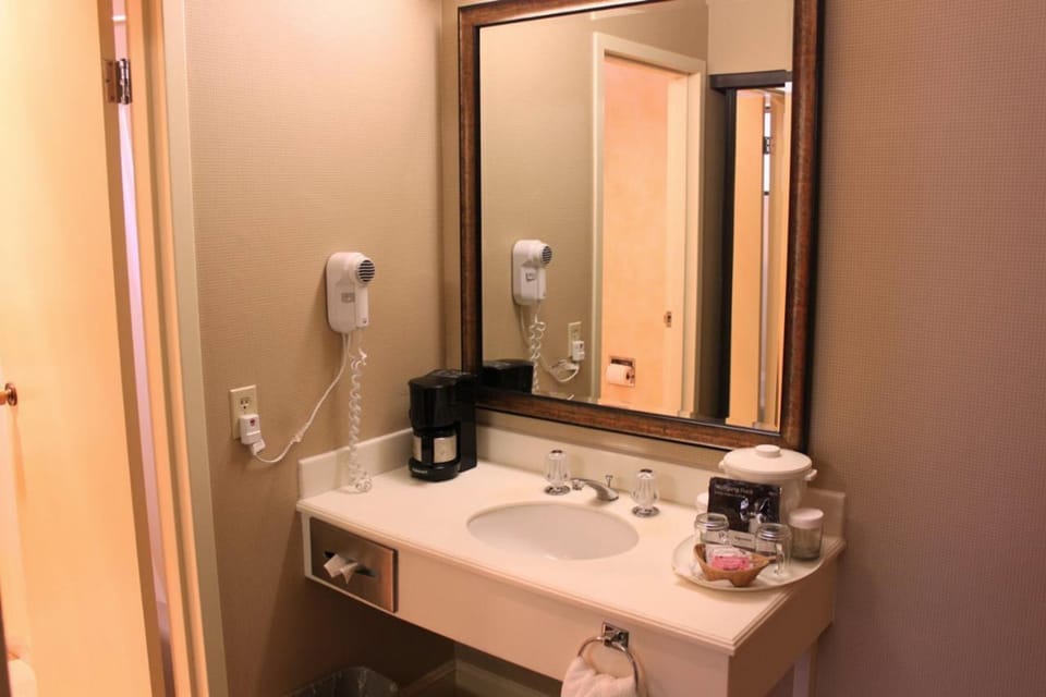Standard Room, 1 King Bed | Bathroom | Combined shower/tub, towels