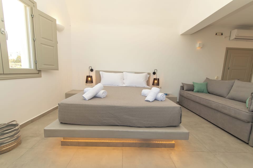 Deluxe Suite, Balcony, Sea View | Interior
