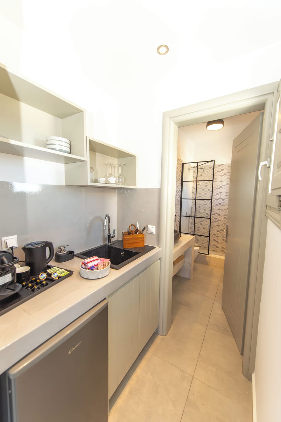 Deluxe Suite, Balcony, Sea View | Living area | 32-inch plasma TV with digital channels