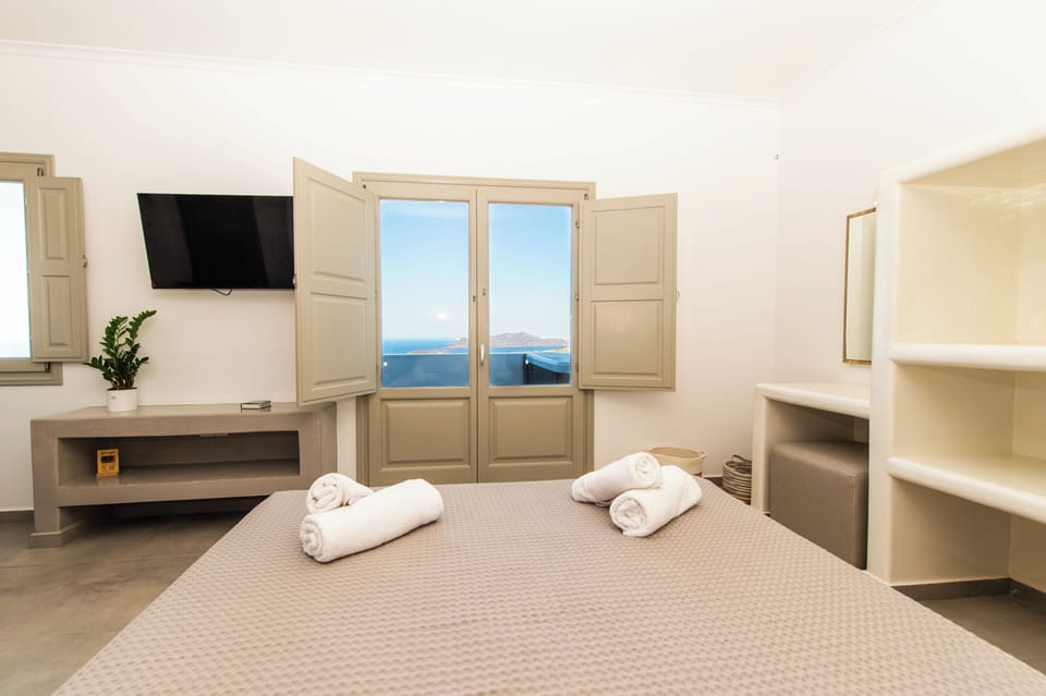 Deluxe Suite, Balcony, Sea View | Premium bedding, blackout drapes, soundproofing, iron/ironing board