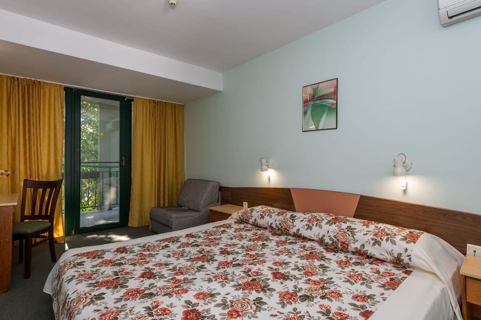 In-room safe, desk, cribs/infant beds