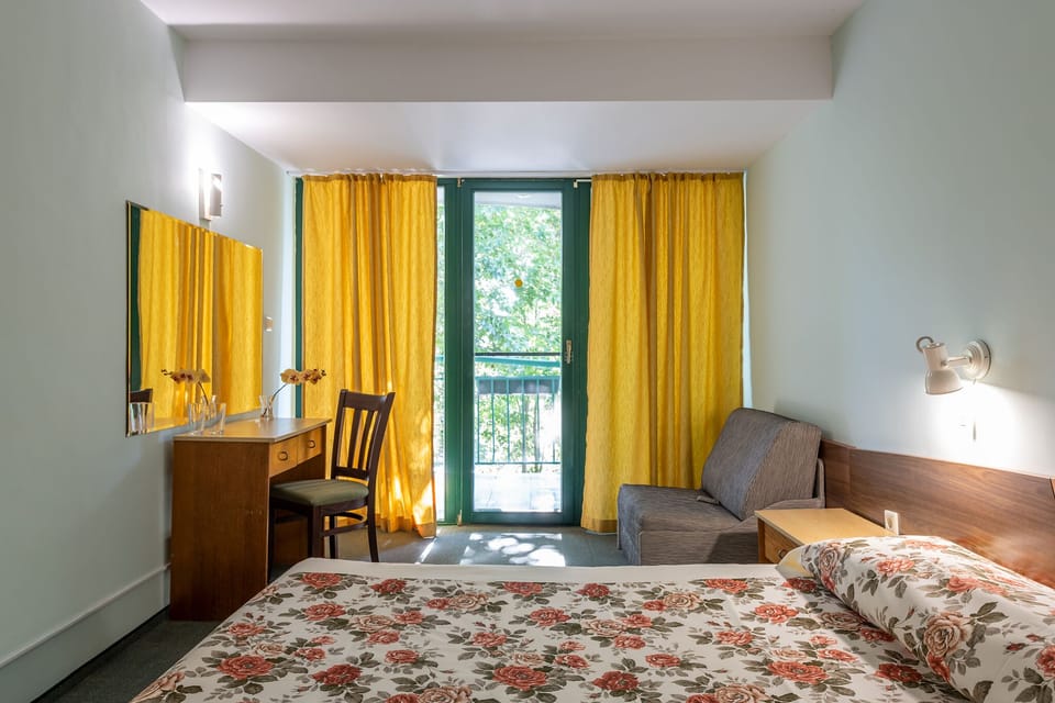 In-room safe, desk, cribs/infant beds