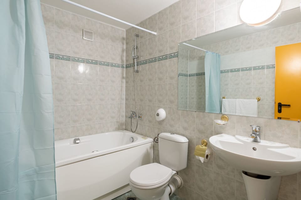Bathtub, free toiletries, slippers, towels