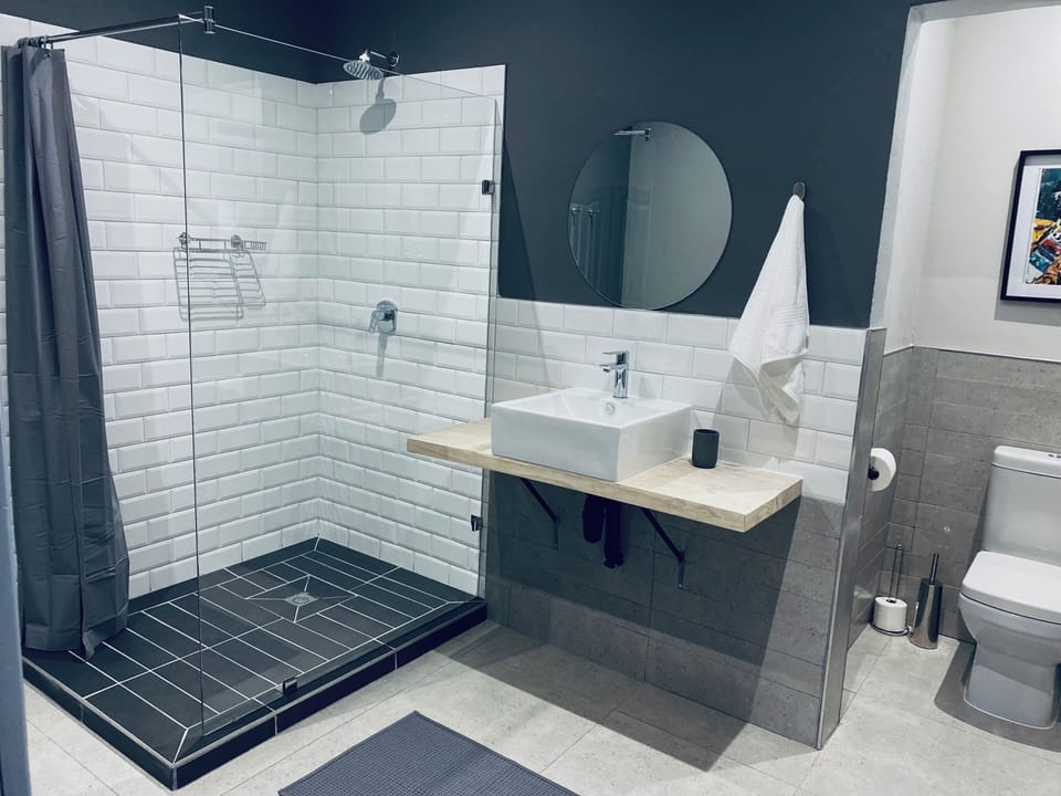 Deluxe Apartment, Garden View | Bathroom | Shower, hair dryer, towels, soap