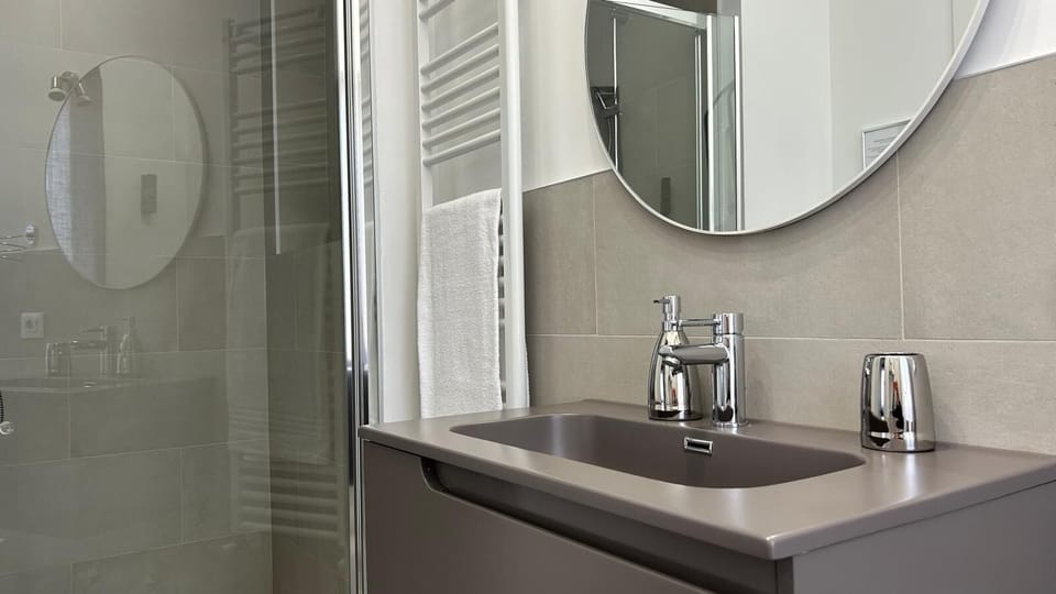 Deluxe Double or Twin Room, Courtyard View | Bathroom