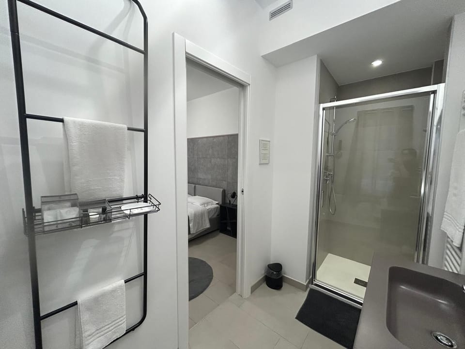 Deluxe Double or Twin Room, Courtyard View | Bathroom