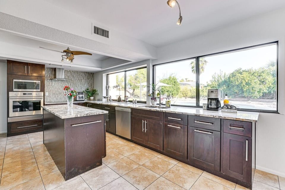 Kitchen | Granite Countertops | Stainless Appliances