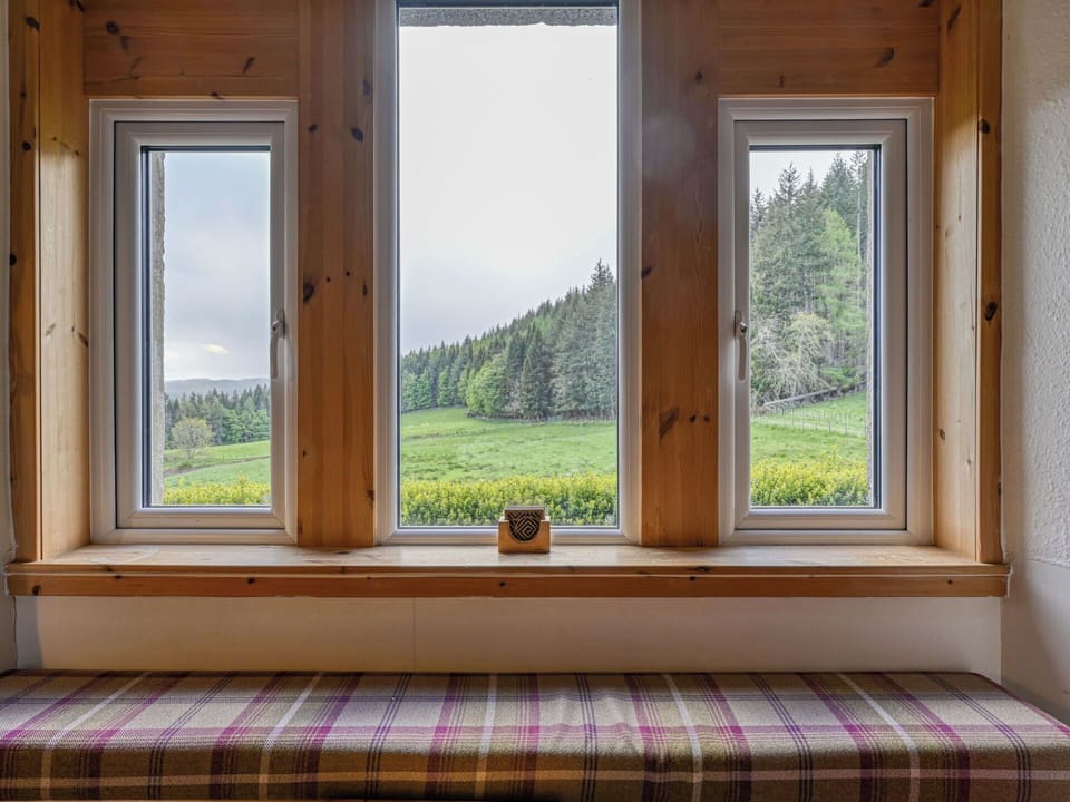 Wood, Interior Design, Floor, Glass, Wood Stain, Hardwood, Daylighting, Sash Window, Varnish, Plantation