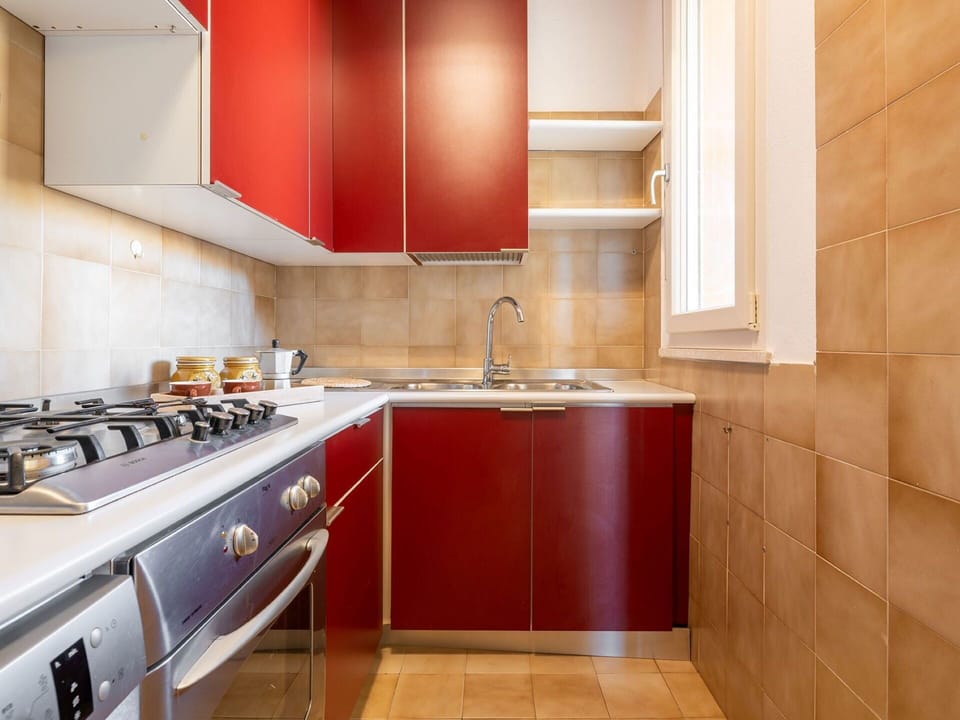 Kitchen, Kitchen Appliance, Major Appliance, Countertop, Flooring, Wood, Kitchen Stove, Cabinetry, Stove, Floor