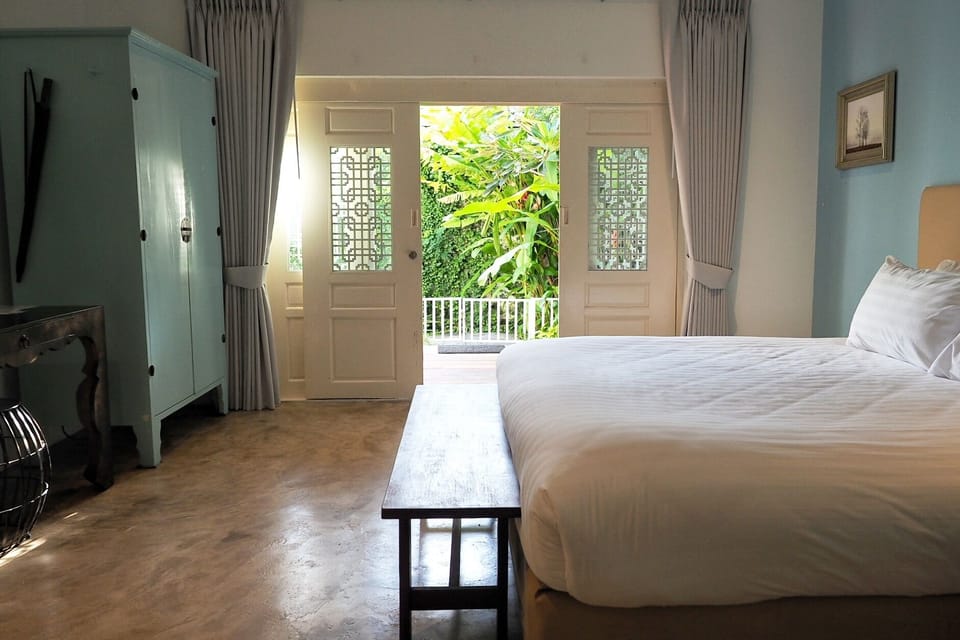 Garden View | Minibar, in-room safe, desk, blackout drapes