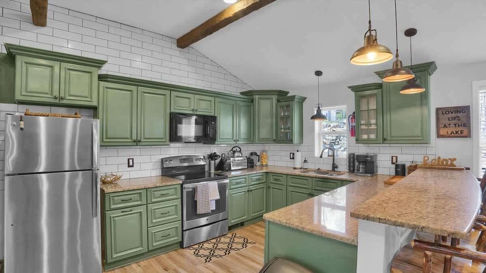 Fully Equipped Kitchen with Stainless Steel Appliances & Breakfast Bar