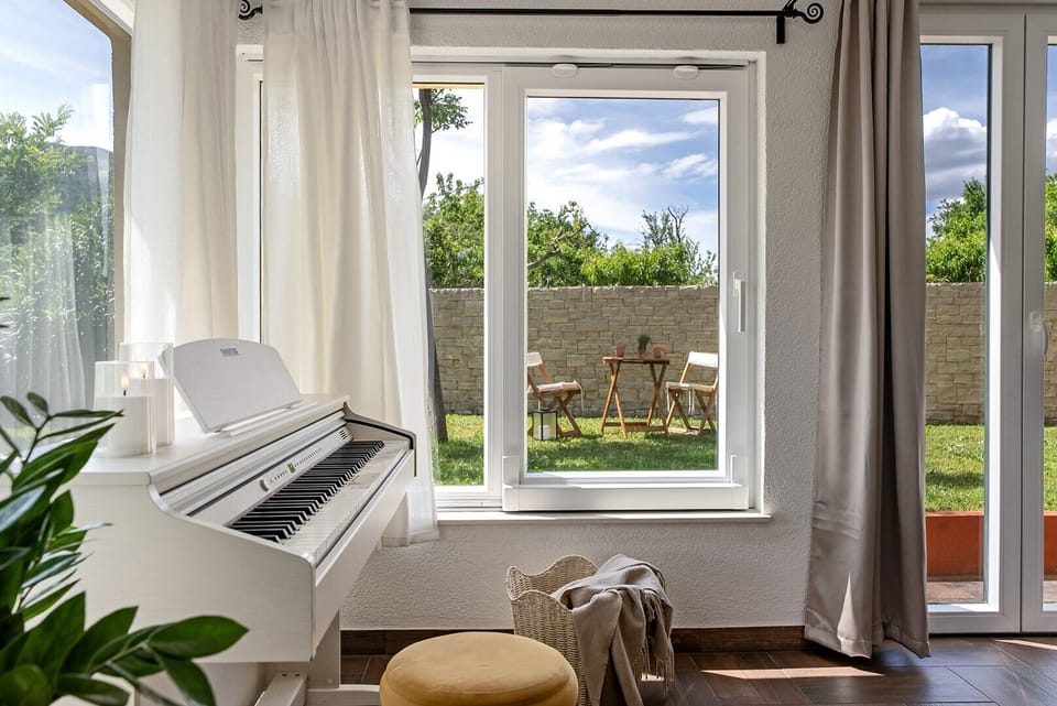 Enjoy the pianino in this comfortable 36m2 common space.