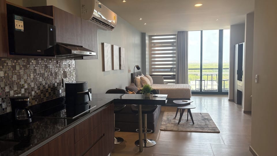 Premium Studio con espectaculares vistas | Desk, laptop workspace, blackout drapes, free WiFi